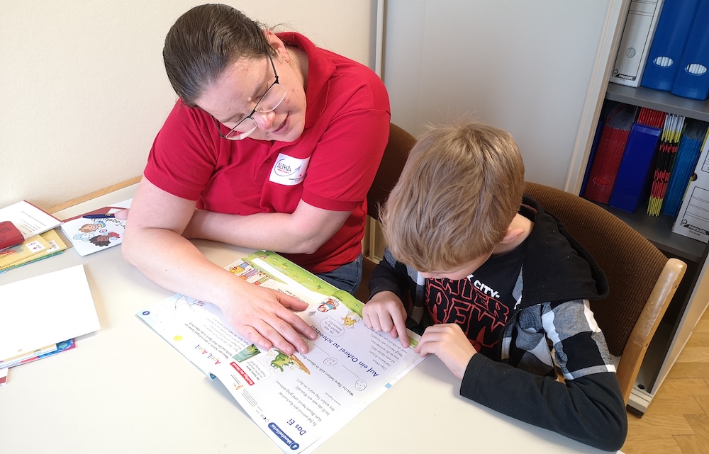 Lesecoaches helfen Kindern beim Lesenlernen in der Volksschule Pinsdorf