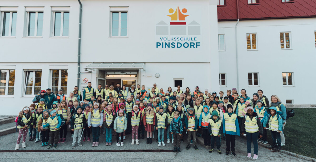 Zu Fuß in die Volksschule Pinsdorf